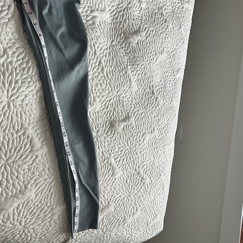 Vuori Women's Leggings in Sage Green - Picture 5 of 6